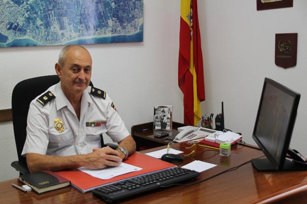 El inspector jefe de la Policía Nacional de Dénia, Antonio Cabeza, en su despacho, a puertas de su jubilación. 