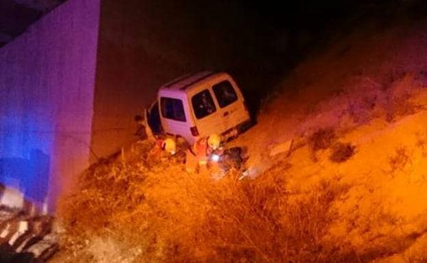 Rescatan a tres personas atrapadas en un coche tras chocar contra un puente en la salida de Albaida
