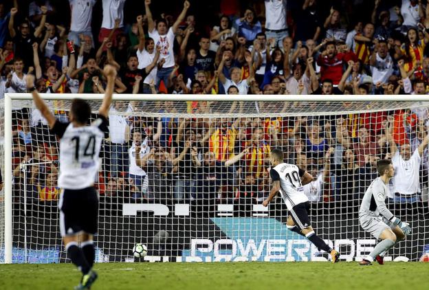 Los jugadores del Valencia celebran el gol de Rodrigo Moreno. 