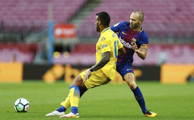 Andrés Iniesta, ante Míchel Macedo.