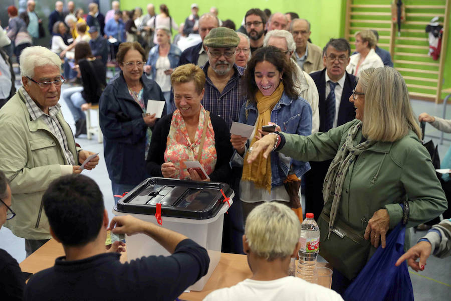 En varios puntos de Cataluña se han vivido momentos de tensión, entre manifestantes y agentes de policía, durante el referéndum soberanista