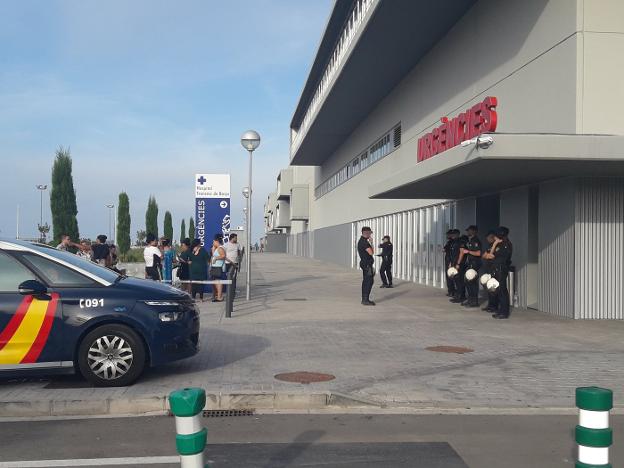 Agentes de la Policía Nacional custodian la entrada a Urgencias del hospital ante la presencia de familiares de los heridos. 