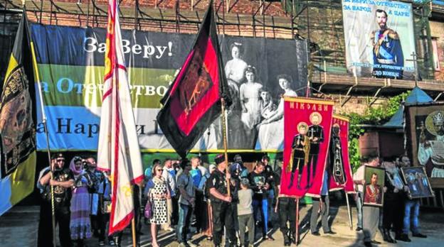 Cristianos ortodoxos protestan contra el filme frente a una iglesia en Moscú. 