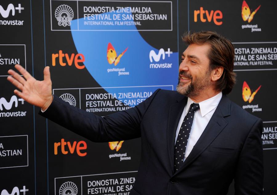 Los actores Penélope Cruz y Javier Bardem presentan en el Festival de cine de San Sebastían Loving Pablo, junto al director Fernando León de Aranoa.