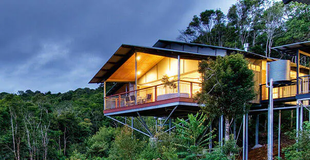 Un retiro en plena selva australiana: 'O'Reilly's Rainforest Retreat' es una gran villa de lujo ubicada en el Parque Nacional de Lamington, donde la gran biodiversidad que la rodea la avala como como Patrimonio de la Humanidad. Sus instalaciones se integran en este salvaje entorno a través de un diseño contemporáneo y el uso de maderas naturales. Podrás elegir alojarte entre la villa en plena selva tropical o la situada arriba en la montaña, con espectaculares vistas de la cordillera. 