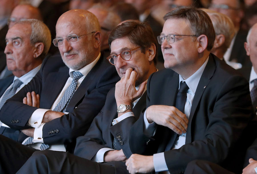 El presidente de Mercadona, Juan Roig (i); el presidente de Bankia, José Ignacio Goirigolzarri (c), y el presidente de la Generalitat, Ximo Puig.