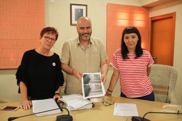 El edil de JuGa, Jaume Monfort, junto a Magda Mengual y concejal Àngels Soler. 