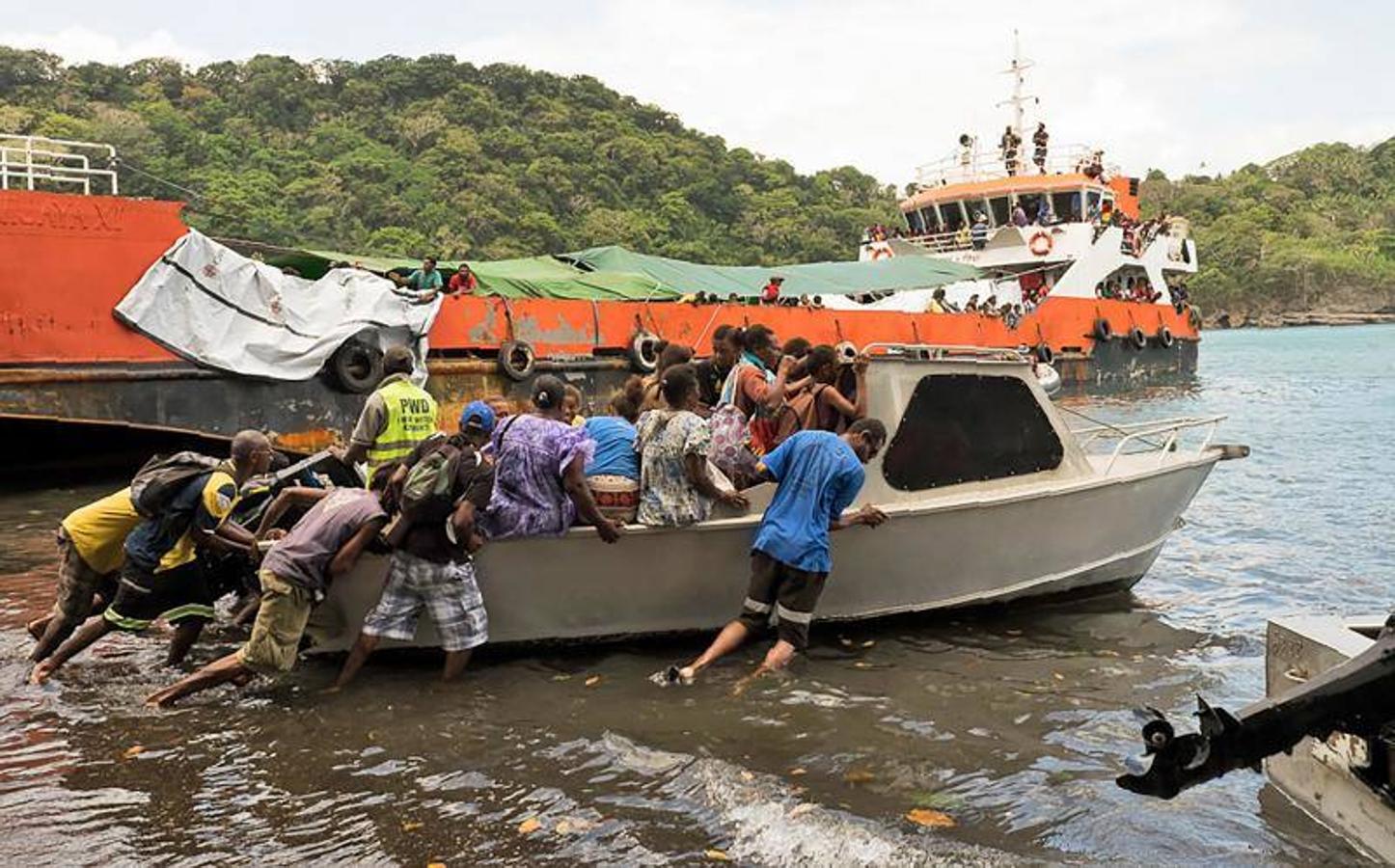 Fotos de la evacuación en Vanuatu por la erupción del volcán Manaro Voui