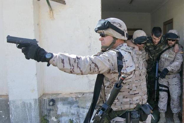 Un soldado empuña una pistola durante una sesión de entrenamiento en Valencia. 