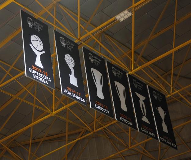 Imagen de las seis banderas en el techo de la Fonteta.