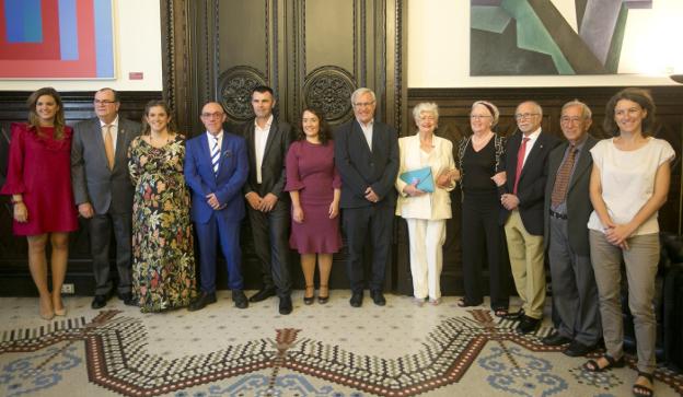 Homenajeados y algunos concejales, con el alcalde Joan Ribó en el centro. 