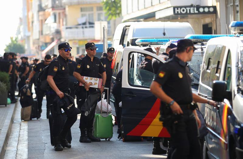 Alrededor de 400 policías nacionales alojados en dos hoteles de Pineda de Mar se despiden de la población entre los aplausos de los vecinos y abrazos con los Mossos