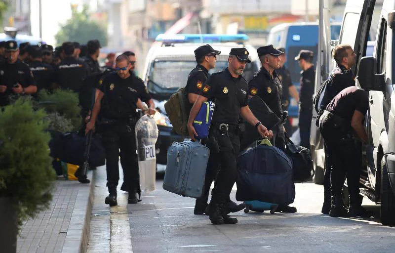 Alrededor de 400 policías nacionales alojados en dos hoteles de Pineda de Mar se despiden de la población entre los aplausos de los vecinos y abrazos con los Mossos