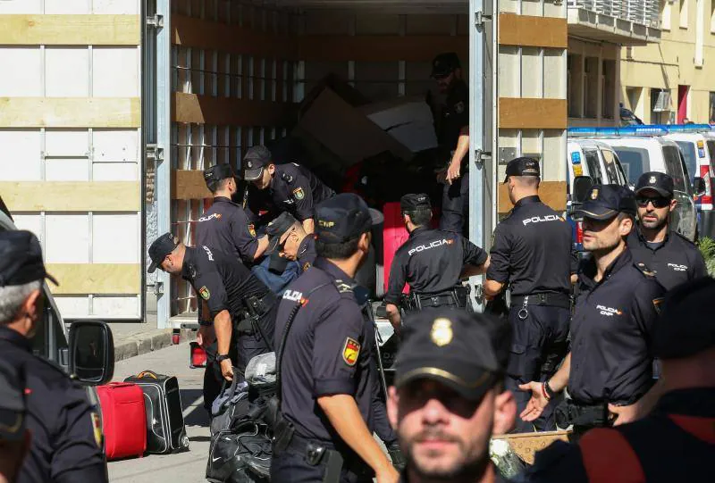 Alrededor de 400 policías nacionales alojados en dos hoteles de Pineda de Mar se despiden de la población entre los aplausos de los vecinos y abrazos con los Mossos