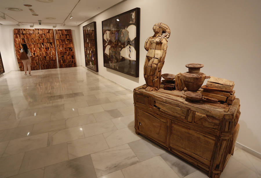 El artista Manolo Valdés ha configurado su particular universo en solitario.