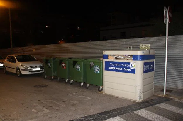 Contenedores de la calle Carlos Sentí en Dénia. 