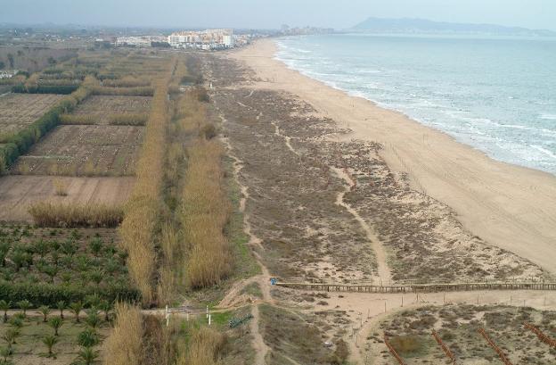 Playa de l'Auir de Gandia, con el litoral de Xeraco al fondo. 