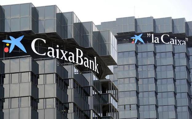 El Gobierno prepara un decreto para facilitar la salida y Caixabank estudia irse a Mallorca