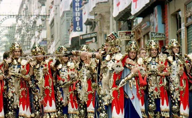 Imagen de archivo de un desfile de Moros y Cristianos.