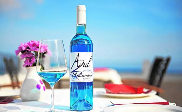 El vino Azul Mediterráneo, elaborado a partir de uva chardonnay. 