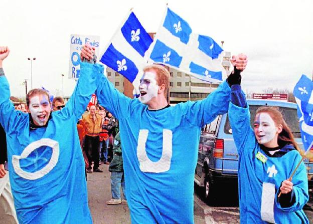 Partidarios del «sí» en el referendum de secesión de Quebec se manifiestan en octubre de 1995. :: reuters