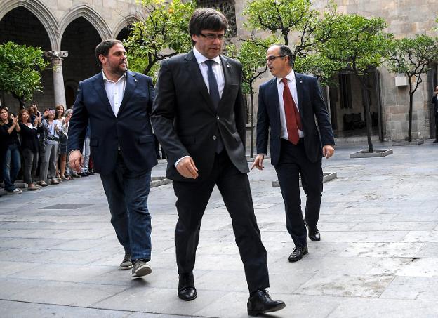 Puigdemont, Junqueras y Turull se dirigen el pasado lunes a la reunión del Gobierno catalán. 