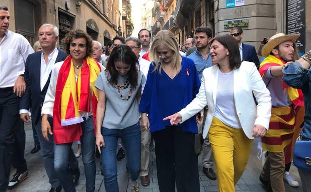 Isabel Bonig, a la derecha, junto a otros dirigentes del Partido Popular.