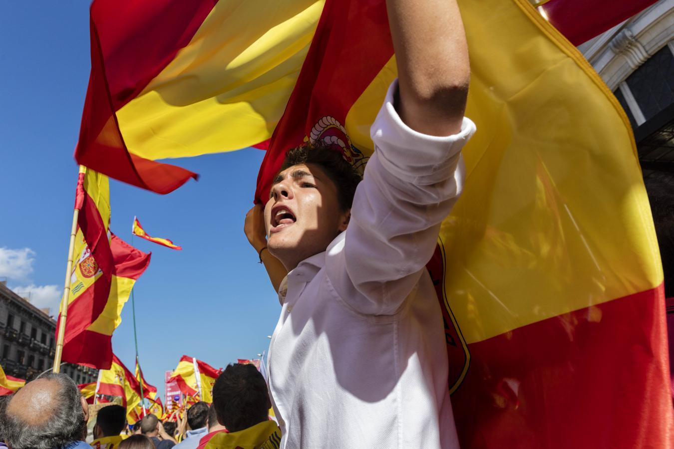 Miles de personas se conentran en la capital catalana para «recuperar la sensatez»