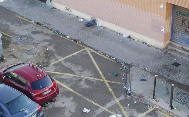 Desperdicios tras un botellón nocturno en una calle de Benimaclet.