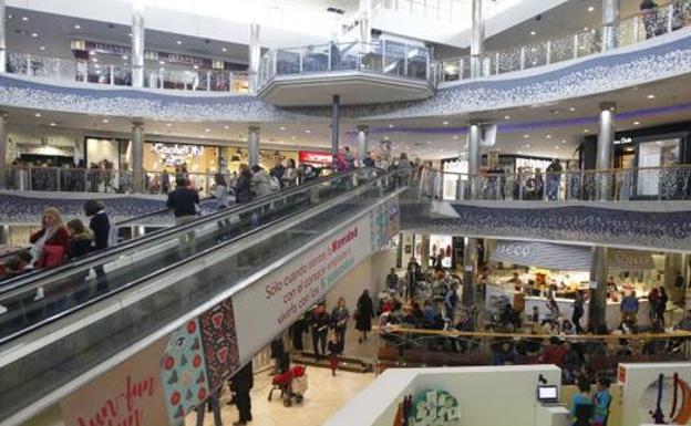 Domingo de compras en centros comerciales, lunes de fiesta