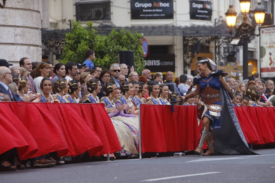 Como cada año, el 9 d'Octubre se realiza el desfile de Moros y Cristianos por el centro de la ciudad.