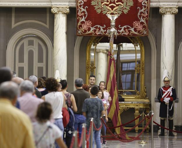 Público en el Salón de Cristal, con la Real Senyera al fondo de la imagen, ayer por la mañana. 