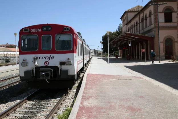 Un tren de Cercanías en la estación de Utiel, en una imagen de archivo. 