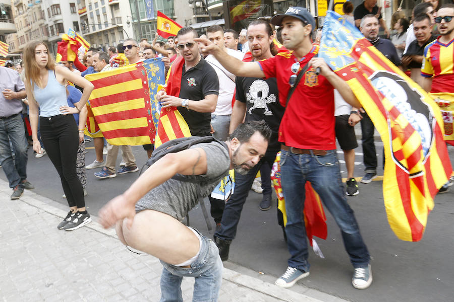 La manifestacion a favor de la lengua valenciana ha tenido que ser protegida por los antidisturbios debido a las agresiones de fascistas a integrantes de la Cup y Arran.