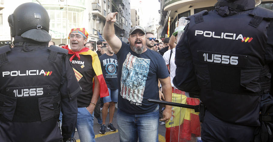 La manifestacion a favor de la lengua valenciana ha tenido que ser protegida por los antidisturbios debido a las agresiones de fascistas a integrantes de la Cup y Arran.