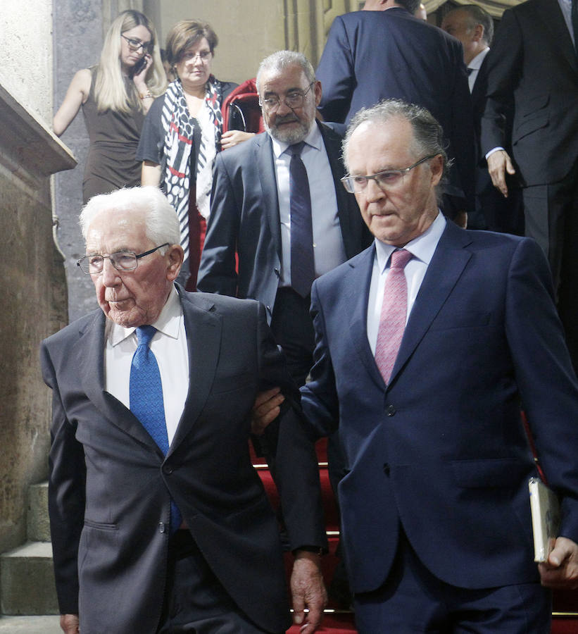 Fotos de autoridades y empresarios en el Palau de la Generalitat tras el acto institucional del 9 d&#039;Octubre