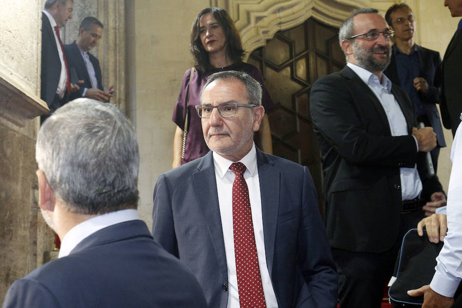 Fotos de autoridades y empresarios en el Palau de la Generalitat tras el acto institucional del 9 d&#039;Octubre