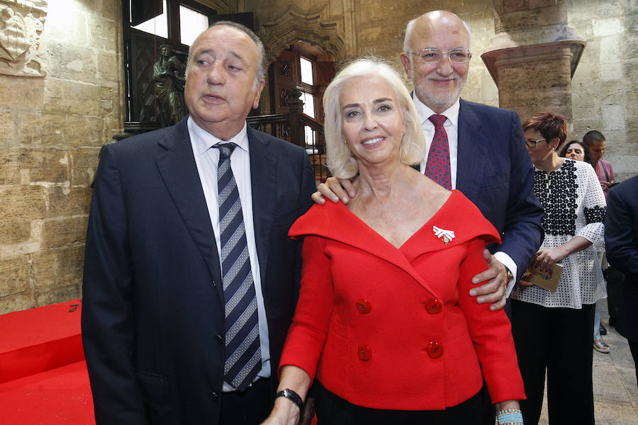 Fotos de autoridades y empresarios en el Palau de la Generalitat tras el acto institucional del 9 d&#039;Octubre