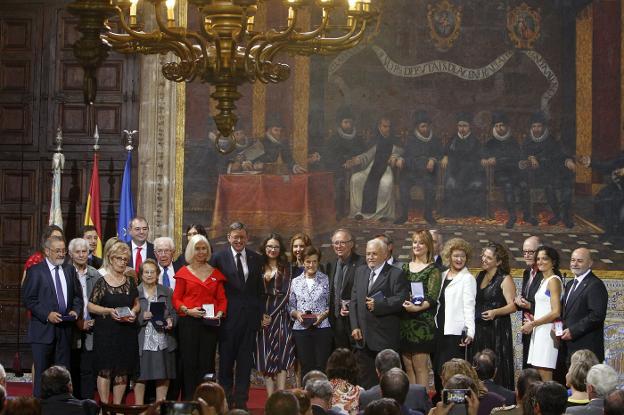 Ximo Puig, presidente de la Generalitat, en la foto de familia con todos los premiados. 