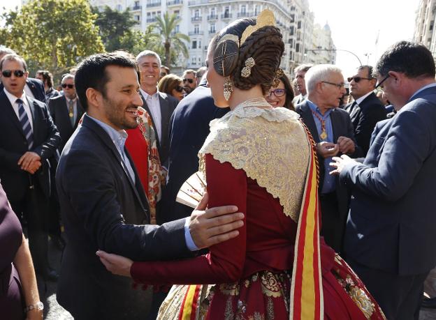 El conseller de Educación, Vicent Marzà, saluda a la fallera mayor de Valencia, Raquel Alario, antes de iniciarse la procesión cívica. 