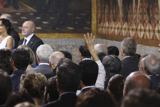 Rosana Pastor, haciendo el signo de la 'cuatribarrada' en el Salón de Cortes de la Generalitat. 