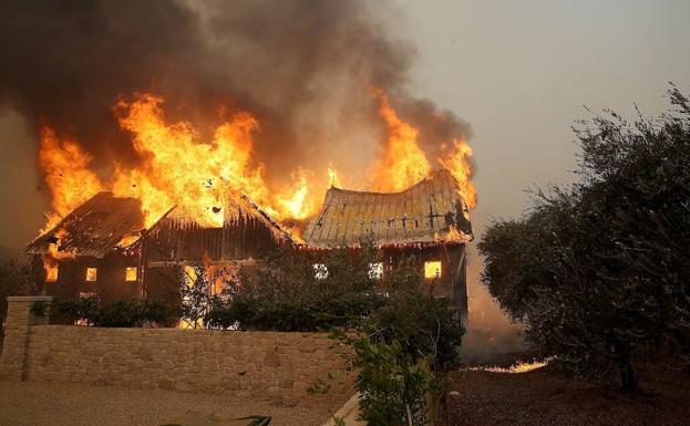Las llamas devoran una vivienda en Glen Ellen, California.