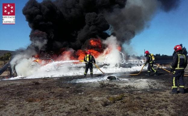Arde un camión que transportaba 16.000 kilos de poliuretano en Barracas