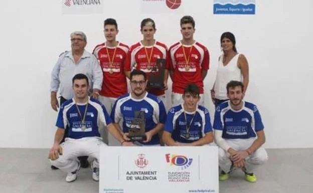 Los jugadores de Alfara y Faura, con sus trofeos. 