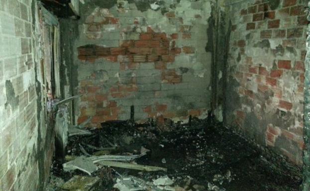 Incendio en una vivienda de Torrent obliga a desalojar un edificio.