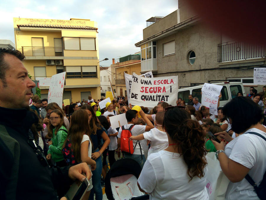 Los alumnos y profesores protestan para iniciar las reformas del colegio de La Font
