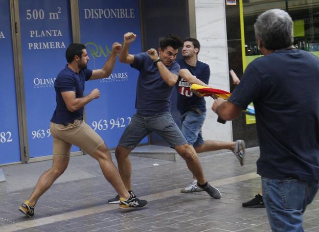 Ultras agreden a uno de los manifestantes en la marcha del pasado lunes. 