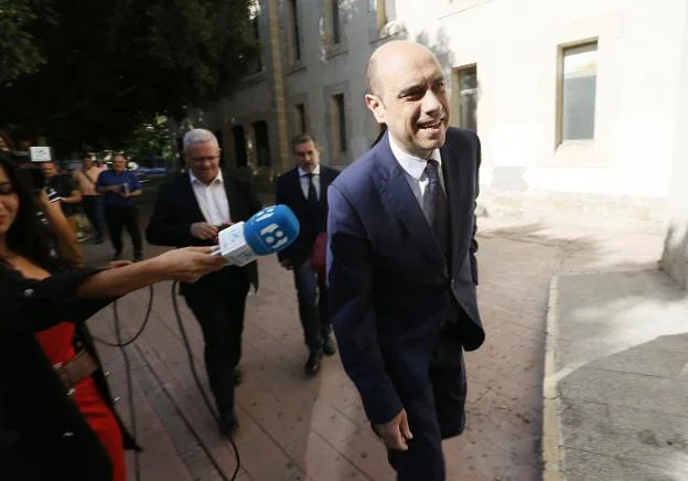 El alcalde de Alicante, Gabriel Echávarri, a su llegada a los juzgados, donde acudió a declarar como investigado. 