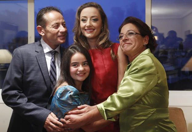 Abrazo. Rafael, María José y Carla abrazan a Rocío. 