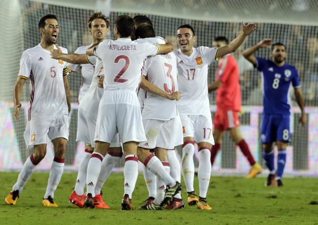 Los jugadores de la selección española celebran el gol de la victoria logrado por Illarramendi el lunes ante Israel. 